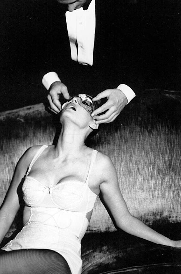 Деми Мур (Demi Moore) в фотосессии Эллен фон Унверт (Ellen von Unwerth) (1996), фото 12