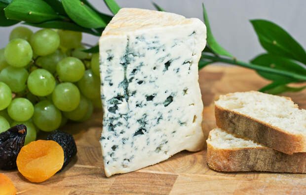Блё д’Овернь — голубой французский сыр. Продукт имеет маслянистую структуру и относительно мягок на вкус для «голубых сыров». (Artizone)