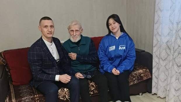 В Альметьевске местные депутаты поздравили с Новым годом участников Великой Отечественной