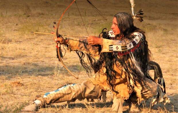 Согласно традиции некоторых племен индейцев, если воин cкaльпировал своего врага, то ему разрешалось отделать рукава своей туники бахромой из человеческого волоса в дополнение к бахроме из оленьей кожи.