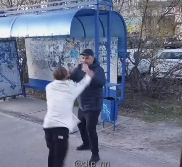 В Дзержинске на видео попало, как пассажиры избили друг друга на остановке