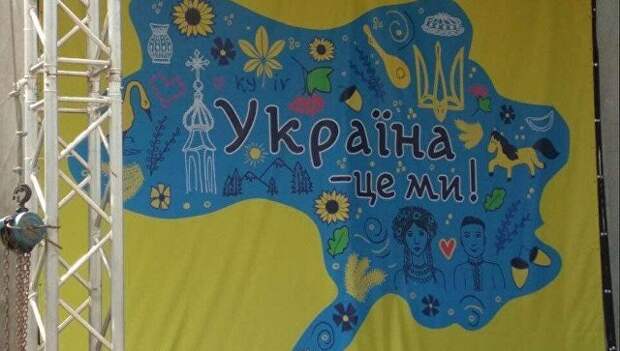 Украины, где отсутствуют Крым и отдельные регионы Луганской и Донецкой областей, вывешенная в городе Бровары. 23 августа 2017