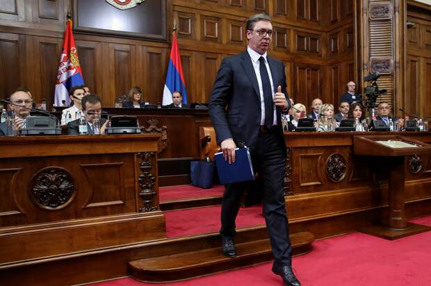 Президент Вучич в парламенте Сербии.png