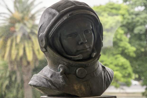 Россияне возложили цветы к памятнику Гагарину в Буэнос-Айресе