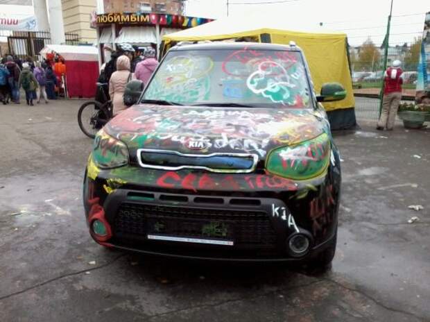 Ижевчане разрисовали гуашью новый автомобиль