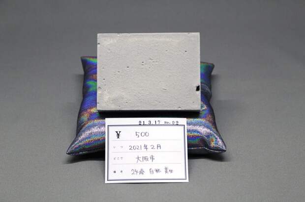 В Японии пользуется успехом необычный бизнес — продажа секретов в цементе