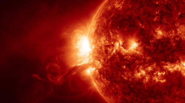 Мощный взрыв на обратной стороне Солнца зафиксировали ученые