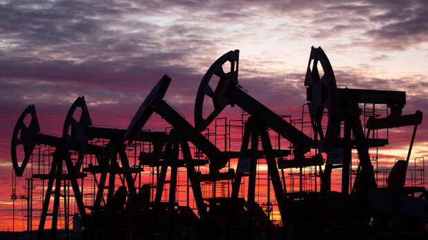Bloomberg: Иран сокращает добычу нефти на фоне морской блокады США