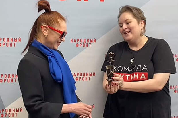 Участники СВО передали новосибирской балерине розу из осколка снаряда