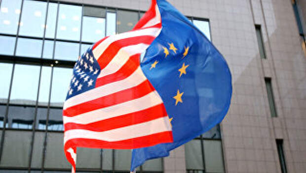 Флаги ЕС и США на здании Европейского парламента в Брюсселе . Архивное фото
