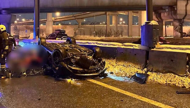 Момент падения Mercedes с эстакады МКАД попал на видео: приземление на крышу