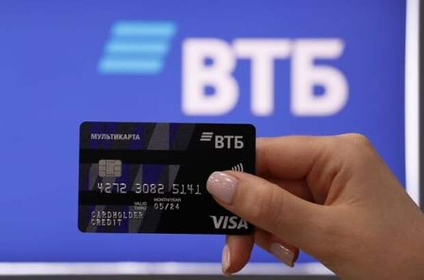 An employee poses for a picture while demonstrating a payment card at a branch of VTB bank in Moscow, Russia May 30, 2019. REUTERS/Evgenia Novozhenina