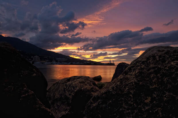 Crimea-lighthouse-at-dawn