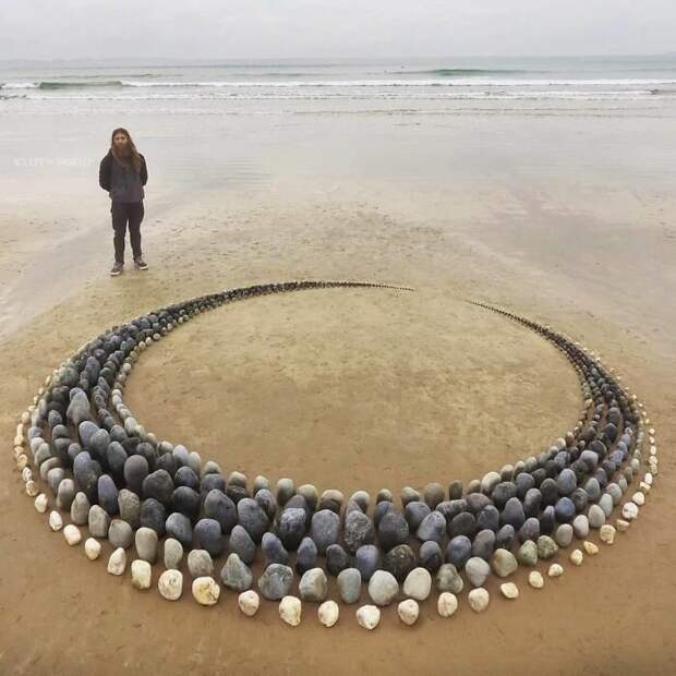 Художник творит настроение своими потрясающими работами из камней на пляже