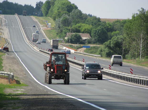 М5 и мост через реку Истья в деревне Каменка, Спасский район, Рязанская область.