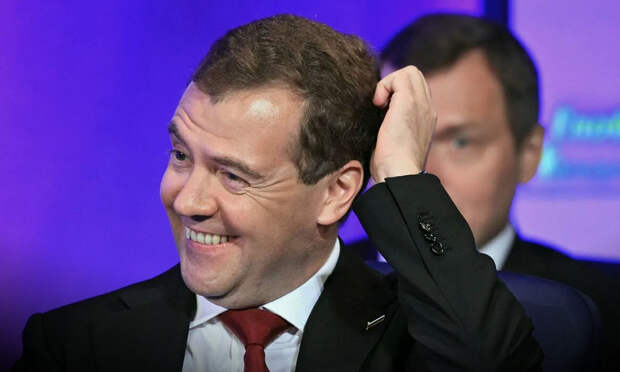 Медведев поздравил сограждан с 1 Мая оригинальным плакатом с Зеленским