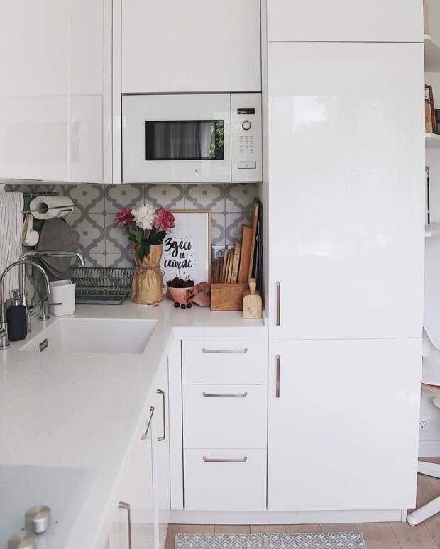 Красота и стиль на маленькой "хрущевской" кухне с газом. Как белый цвет расширил пространство кухни и сделал ей больше