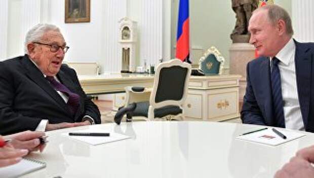 Бывший госсекретарь США Генри Киссинджер и президент РФ Владимир Путин во время встречи в Кремле. 29 июня 2017