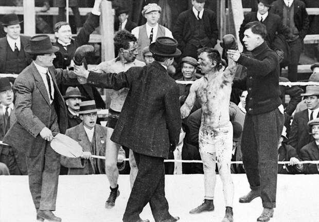 6. Рэй Кэмпбелл и Дик Хайленд в боксерском матче, 3 мая 1913 год история, раскрашено, фотографии