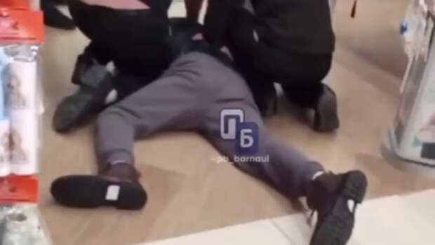 Барнаулец вышел из магазина в украденных ботинках, а свои оставил на полке