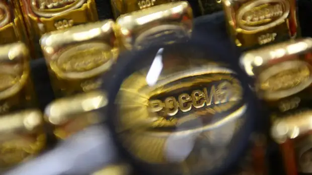 Стоимость золота опустилась ниже $1800 за унцию