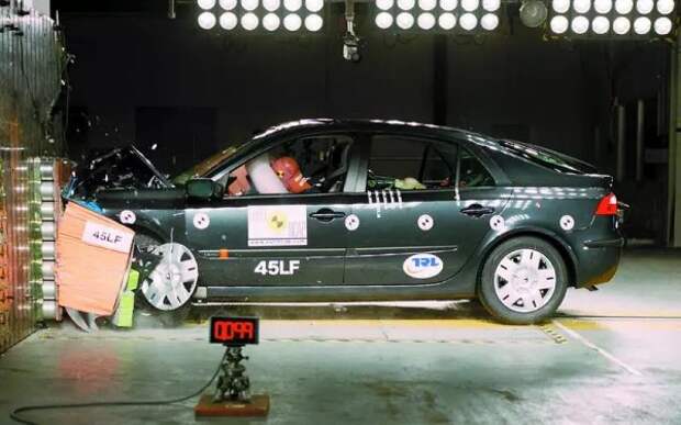 В июне 2001 года Renault Laguna второго поколения стала первым автомобилем в истории, получившим максимальные пять звезд в тестах безопасности EuroNCAP.  Последствия этого достижения были огромными, полностью изменили отношение производителей к безопасности и в конечном итоге привели к тому, что сегодня почти все новые модели получают пять звезд.  