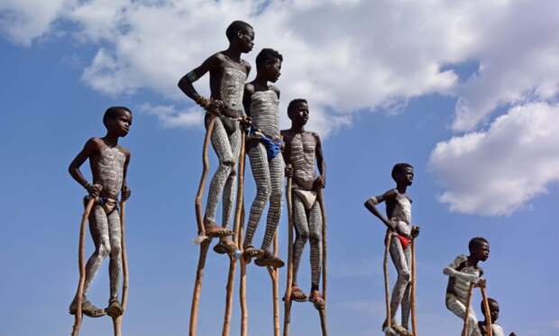 Всегда на высоте: почему мужчины народа банна предпочитают ходить на ходулях