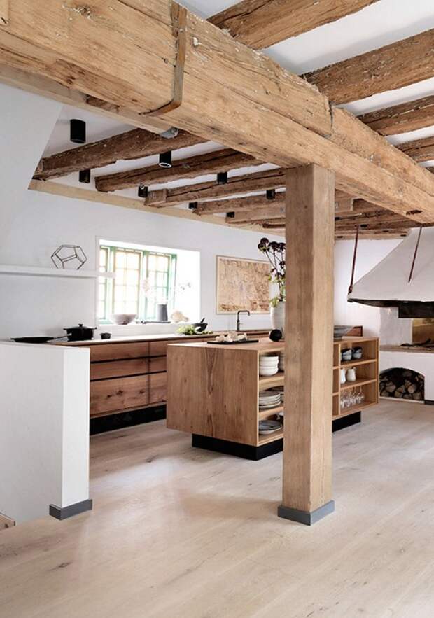 Деревянные балки использовались в дизайне кухни и создали прекрасную и интересную атмосферу в комнате для принятия пищи.
