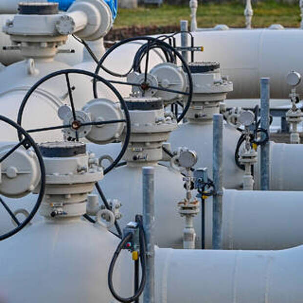 Поставки российского газа в Европу упали в два раза