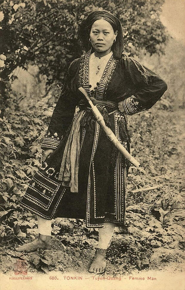 26. Молодая вьетнамская женщина с мечом.