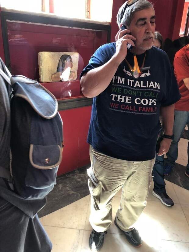 Надпись на футболке: "Я - итальянец. Мы не звоним полицейским, мы звоним семье"