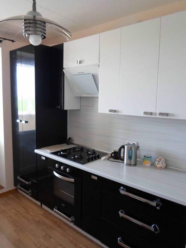 Дизайн прямой черно-белой кухни 9 кв.м (13 фото)