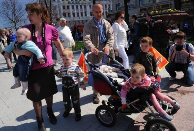 Многодетным семьям в России могут снизить подоходный налог