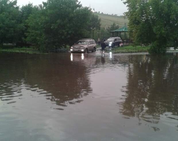 В Красноярске борются с последствиями дождя (фото) В Красноярске борются с последствиями дождя (фото)