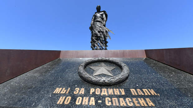 Дроны нарисовали в небе над Ржевским мемориалом символы победы в ВОВ