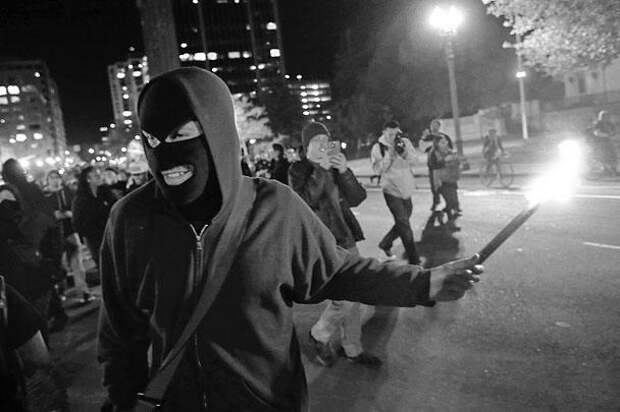 В американском Фергюсоне вновь вспыхнули беспорядки – после того, как суд признал невиновным полицейского, застрелившего в августе темнокожего подростка. Протестующие забрасывают полицию петардами, камнями и бутылками, а также грабят и поджигают магазины, слышна стрельба из автоматов. Акции протеста прошли также в Нью-Йорке, Чикаго, Вашингтоне и Сиэтле