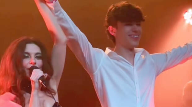 Певица Анна Плетнева вышла на сцену с бойфрендом дочери