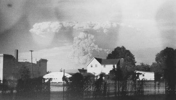 Старинная камера с фотографиями извержения Сент-Хеленса в США.
