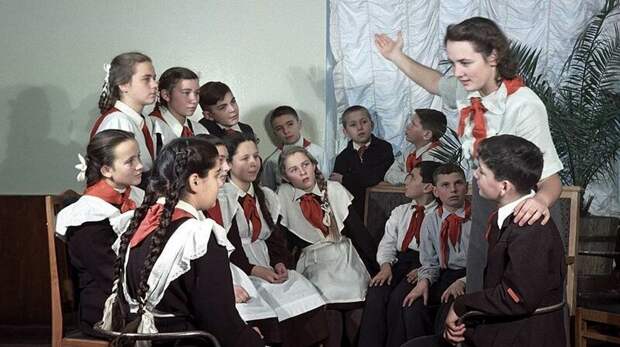 Пионервожатая рассказывает детям о Ленине, 1951 год СССР, фото, это интересно