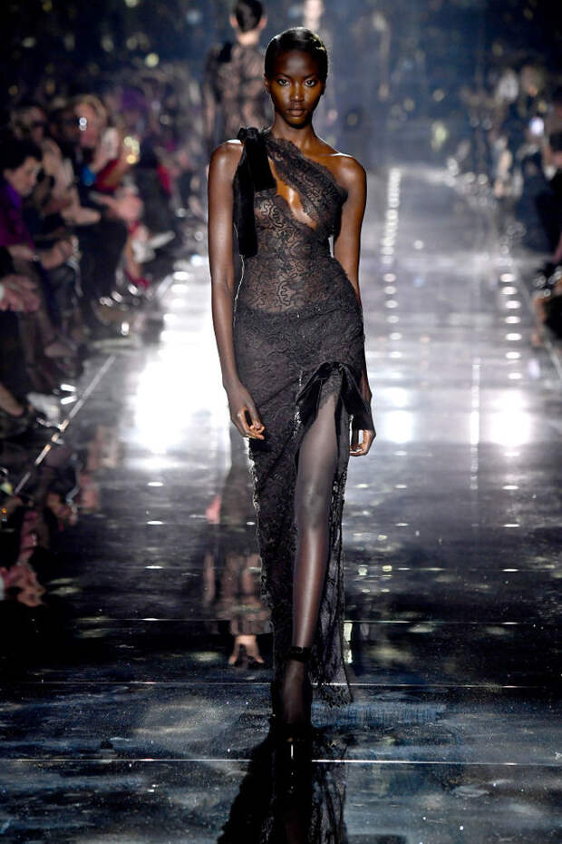 Как носить спортивное с бархатом, кружевом и перьями — научит Tom Ford (фото 11) Как носить спортивное с бархатом, кружевом и перьями — научит Tom Ford (фото 11)
