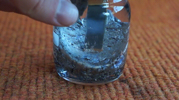 Взаимодействие цезия с водой. Рубидий металл. Цезий металлический. Рубидий металлический. Рубидий и вода.