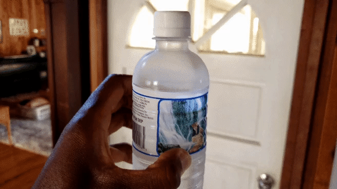 Замерзшая бутылка. Моментальная заморозка воды. Мгновенное замерзание воды в бутылке. Замороженная вода в бутылке.