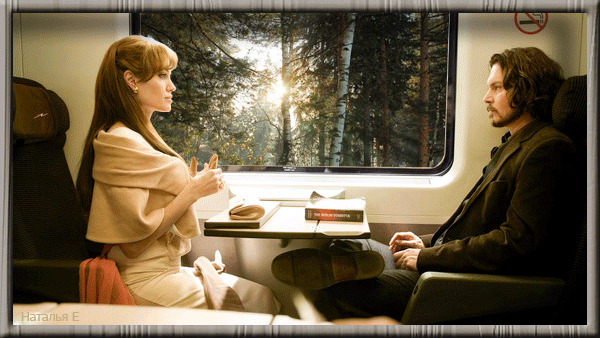 Пассажиры главные герои. Мужчина и женщина в поезде. Девушка в поезде у окна. Поезд гифка. Мужчина и женщина в электричке.