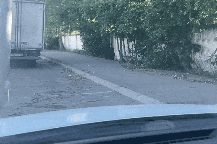 Наркодиллер в никабе прячет закладку и фотографирует место на телефон. Видео: ТГ-канал @RVvoenkor