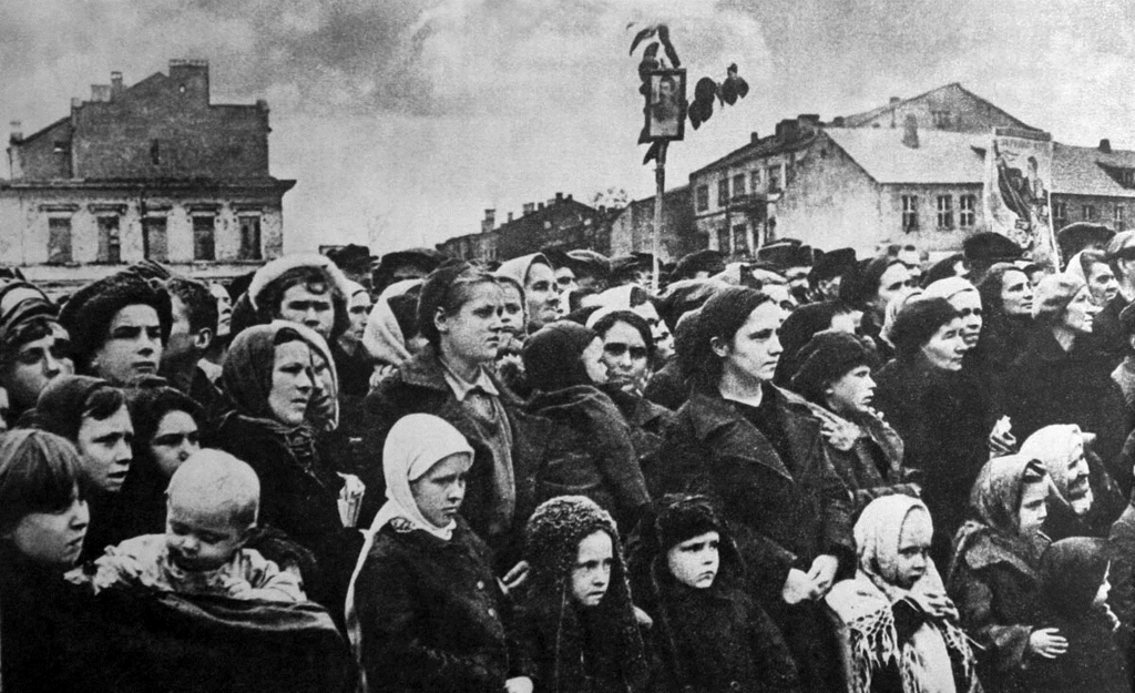 Мирные жители на митинге в освобожденном от немецких войск Смоленске.  Сентябрь 1943 г.