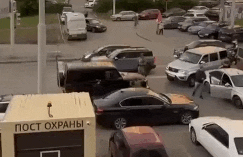 Сотрудник ФСБ ударился об асфальт во время задержания отца и сына Шыхлинских в Екатеринбурге. Видео: ТГ-канал