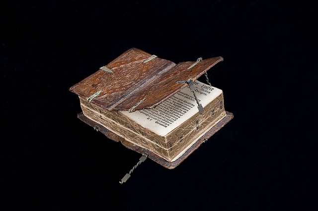 старая книга открывается со всех сторон, шесть книг в одной, 6 книг в 1, книга-трансформер, книга металлические застежки
