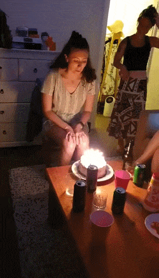 Необычный способ задуть свечи