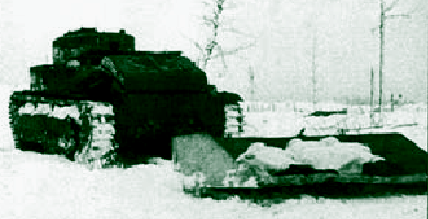 Т-28 тянет за собой бронесани с пехотой.