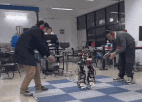 Двуногий робот научился взлетать и висеть в воздухе